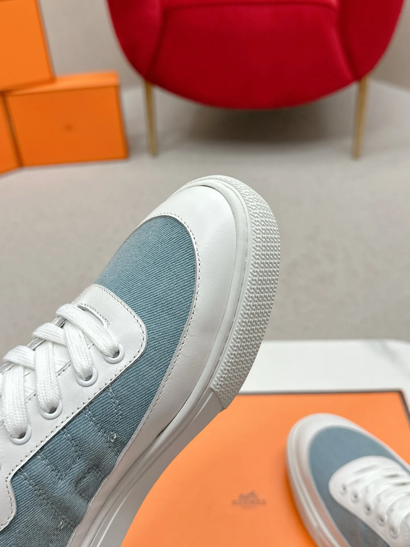 👟👟Ex-factory price 580👟👟 Men's size +10 [HERMES] H-lace slip-on sneakers, sneakers with empty back, white shoes, casual slippers and half-drags. 👉The craftsmanship is exquisite, and new products are released at the counter at the same time. Every detail of the shoes is made with special care, which is quite eye-catching. The elegant splicing elements highlight the good temperament! 🔻Fashionable fly woven lace-up method adds a casual atmosphere and exquisite lines, which can better reflect the family-style design language and intersperse exquisite lines. ✨✨The upper is made of imported cow suede/imported canvas, the lining is made of imported mixed sheepskin, and the original custom-made rubber outsole. 🐎Size: 35-40 for women, 39-44 for men (41 for women, 45 for men, can be customized, non-refundable)